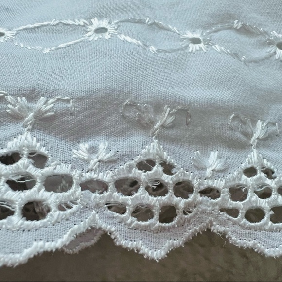 Vintage Full Size Bed Skirt .
White Cotton Bed Skirt With Richelieu Lace. - Picture 7 of 8